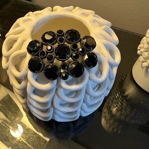 Onyx stone brooch